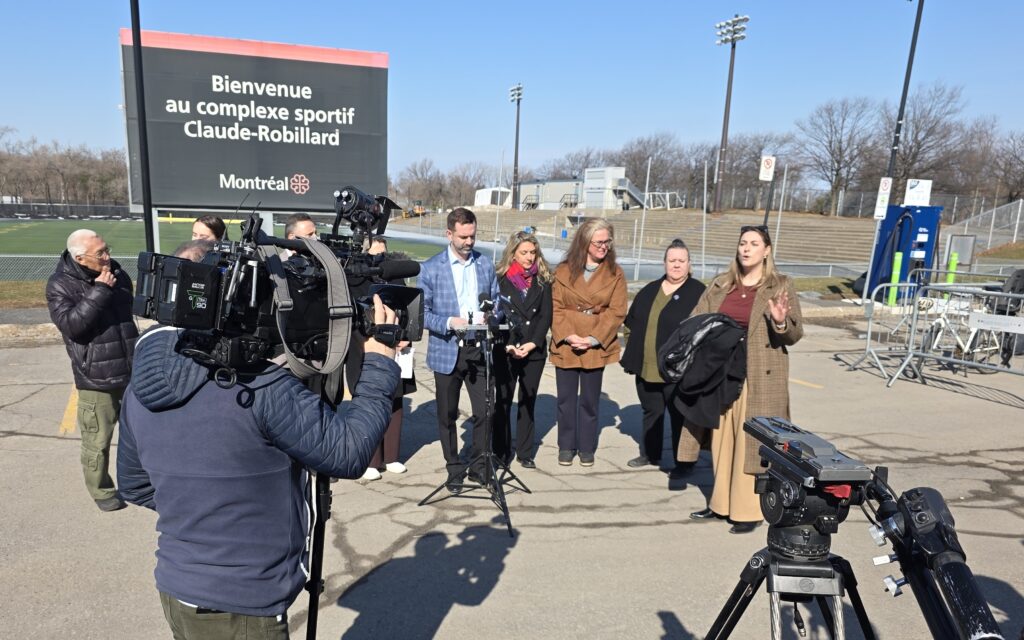 Conférence de presse stationnement gratuit au complexe sportif Claude-Robillard.