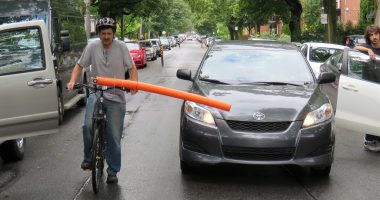 Une nouille de piscine dépassant le guidon d'exactement un mètre illustre la distance à respecter pour un dépassement dans une zone de 50 km/h (Photo : jdv - Joran Collet)