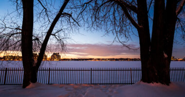 Rivière des Prairies gelée avec vue sur Laval