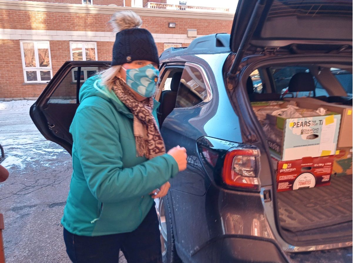 Kathy Beauvais, bénévole au SNAC, charge sa voiture pour livrer le dépannage alimentaire - 1-12-2021 - Crédit Leila Fayet