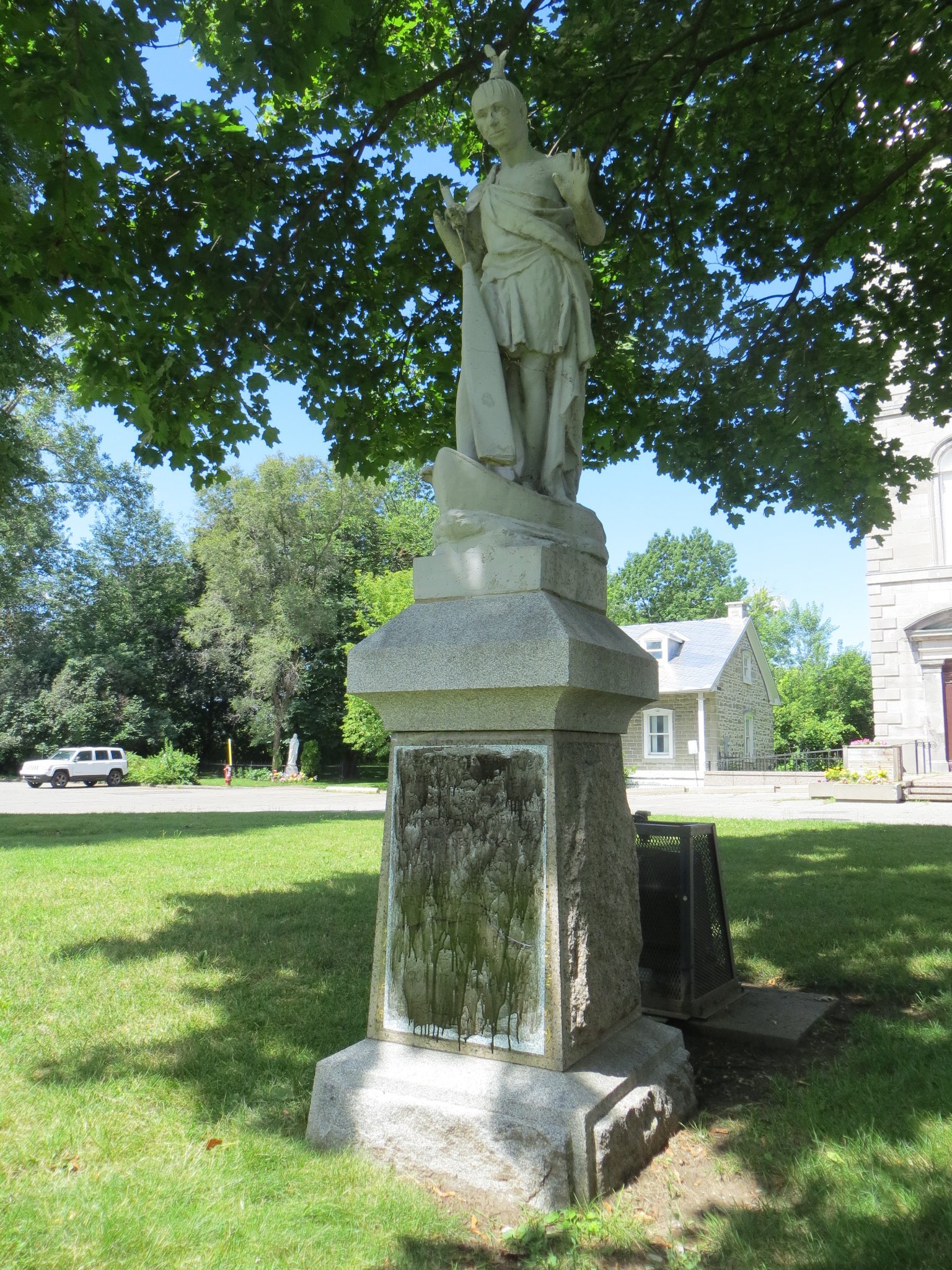 Les statues d’Ahuntsic et de Nicolas Viel continuent de faire jaser ...