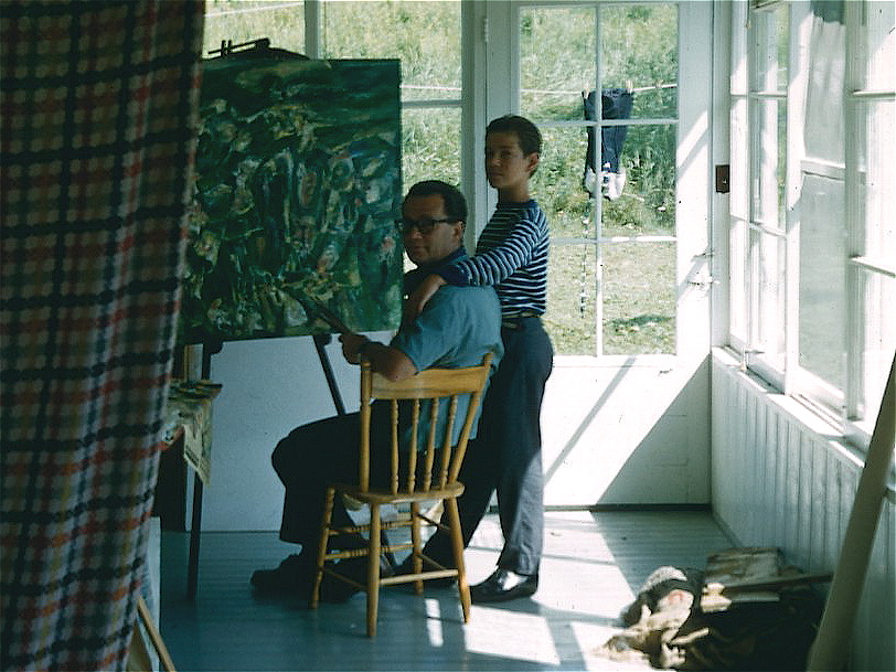 L'artiste au travail dans le salon de la maison David-Dumouchel, en compagnie de son fils Jacques Dumouchel.