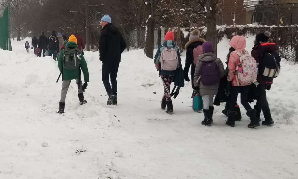 Élèves et parents se rendant à l'école St-André-Apôtre à pied (Photo : Philippe Rachiele, JDV)