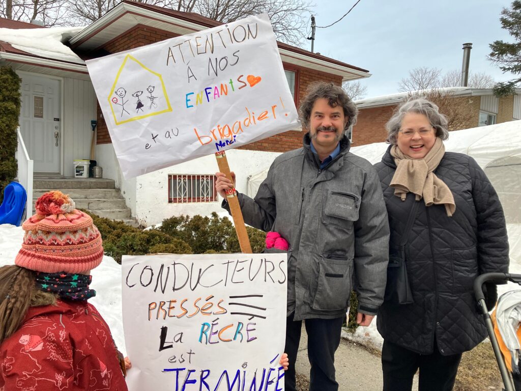Des parents de l'école François-de-Laval manifestent avec Nathalie Goulet, conseillère du District Ahuntsic