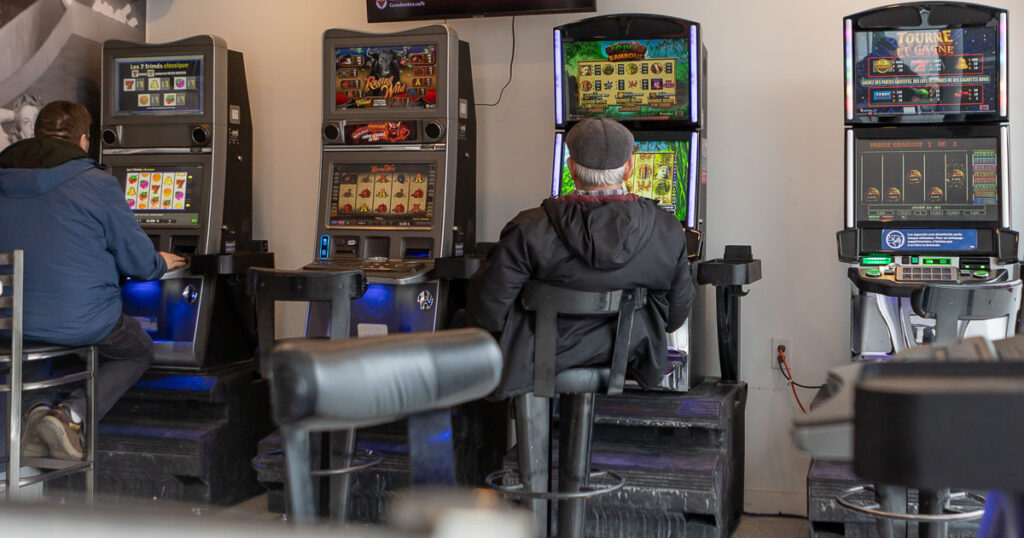 Machines de loterie vidéo dans un bar