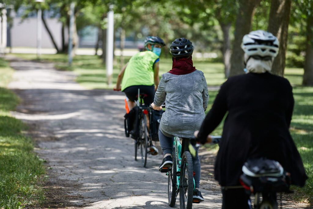 Des femmes participent à Toutes à vélo, programme d'apprentissage du vélo de Vélo Québec. (Photo : Courtoisie Vélo Québec)