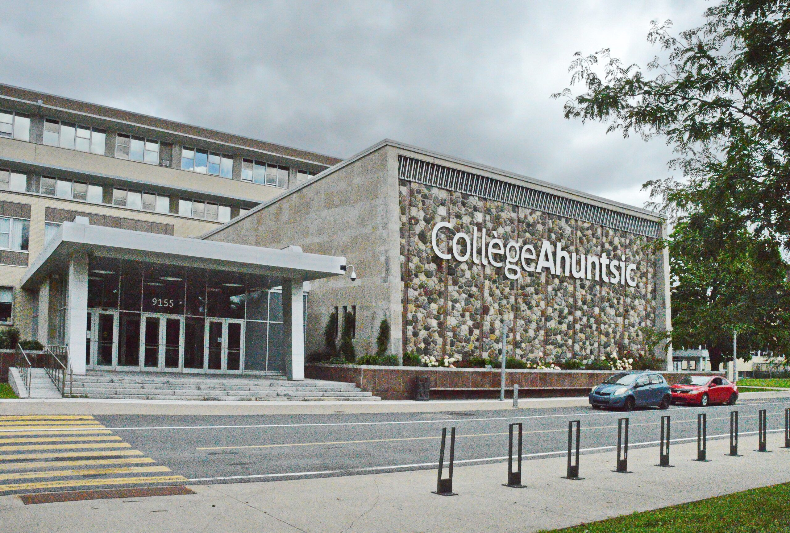 Collège Ahuntsic : une chaîne humaine contre les coupes budgétaires ...
