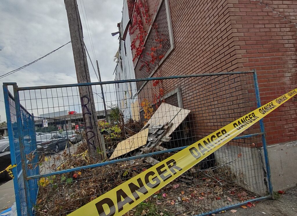 Le bâtiment vacant au 745, boulevard Crémazie Est