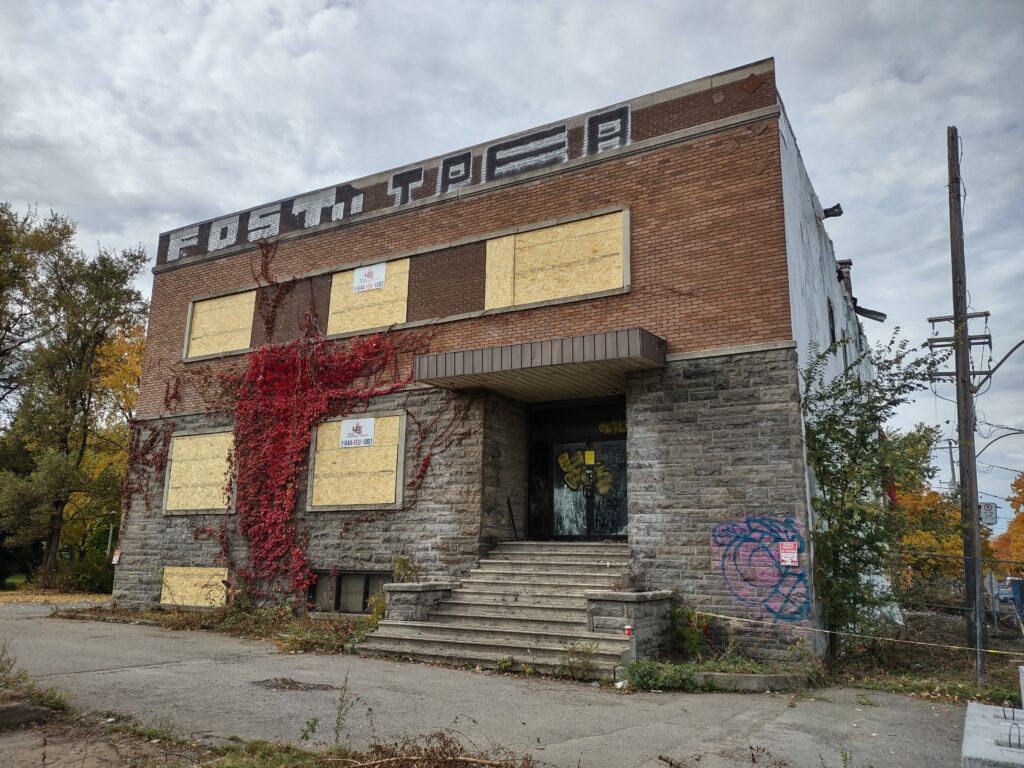 Le bâtiment vacant au 745, boulevard Crémazie Est