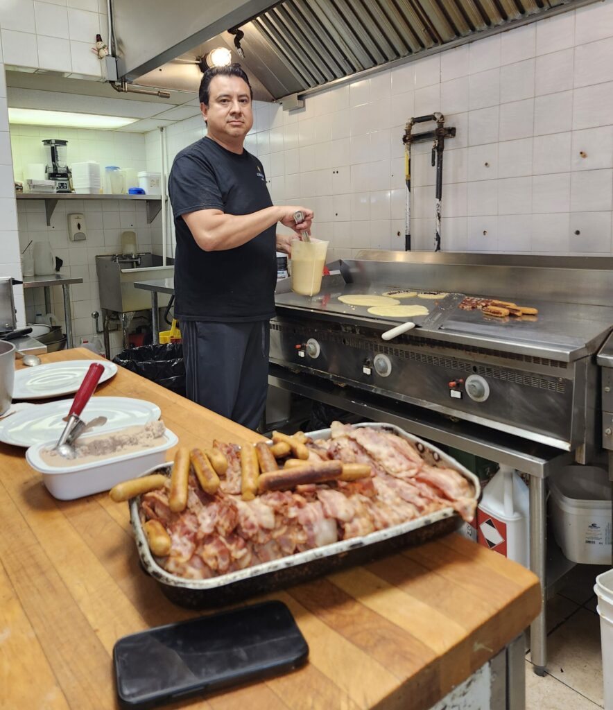 Luis Fernando Salan, dans la cuisine de son restaurant. Photo : JDV / Nora Azouz