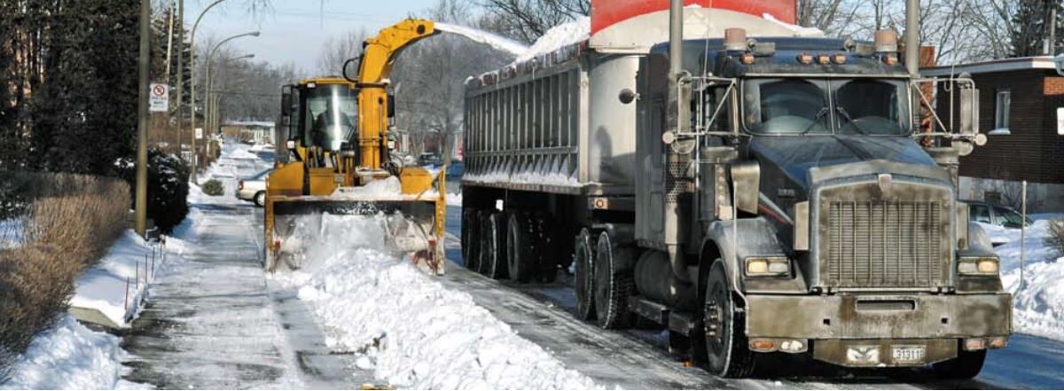 Une souffleuse dans les rues d'Ahuntsic-Cartierville