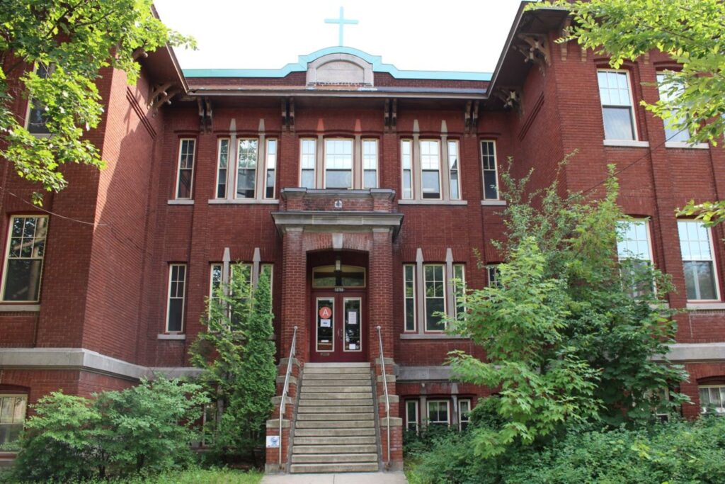 Le centre communautaire est occupé par plusieurs organismes communautaires d'Ahuntsic-Cartierville. Les organismes disposent d’un important soutien de la part de la communauté d'Ahuntsic-Cartierville. Marcel Pinard, du conseil d’administration de Solidarité Ahuntsic, pense que c’est en misant sur cette solidarité citoyenne que leurs voix auront plus de chance de se faire entendre. Selon lui, « la mobilisation est importante pour faire en sorte que ce dossier-là reste actif ».