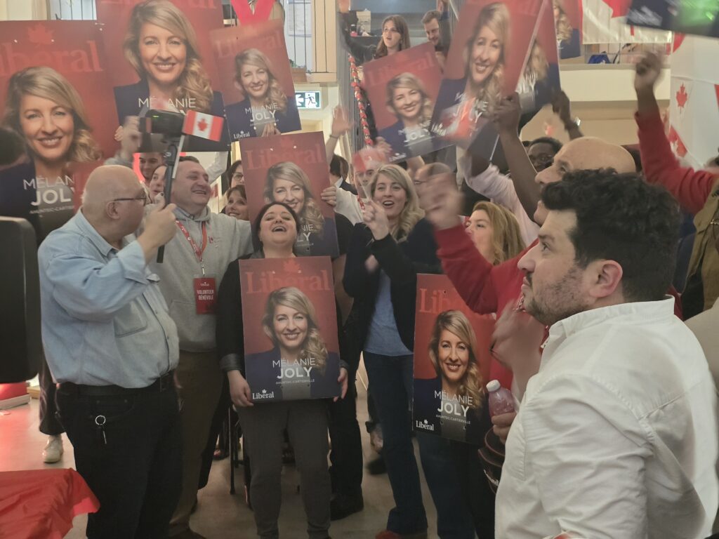 Mélanie Joly au milieu des bénévoles à l'annonce de sa victoire.