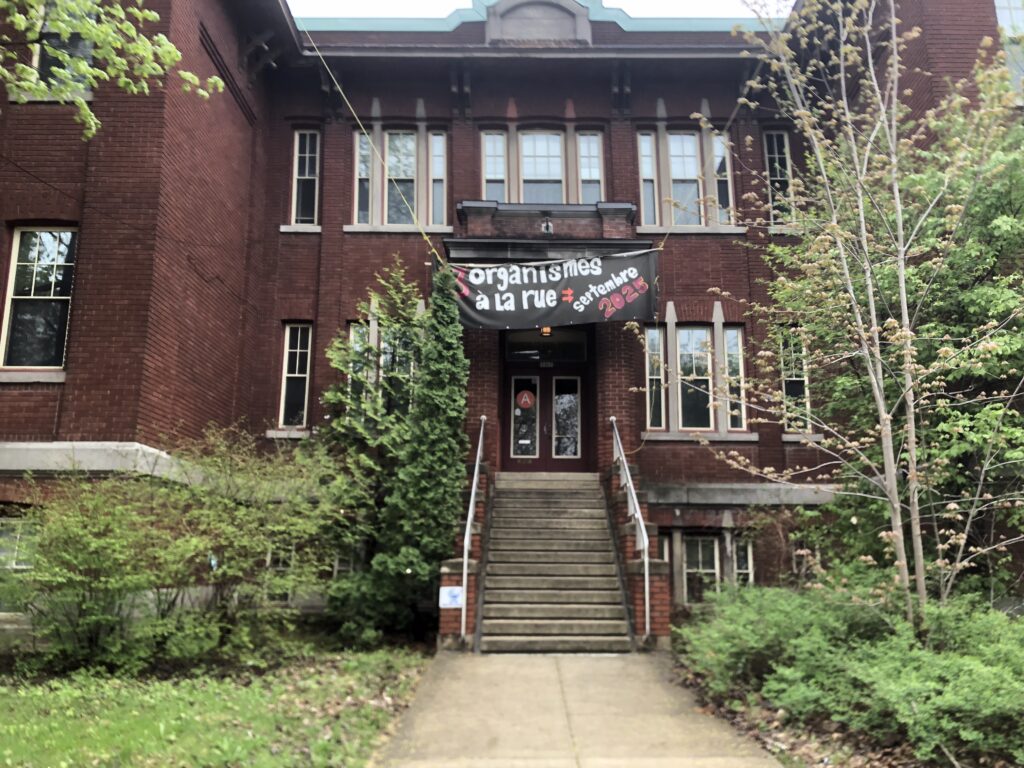Le Centre communautaire Ahuntsic accueil dans ses locaux différents organismes rattachés à Solidarité Ahuntsic. En ce moment, ils sont menacés d'expulsion parce que la CSSDM, propriétaire du bâtiment, veut récupérer les locaux.