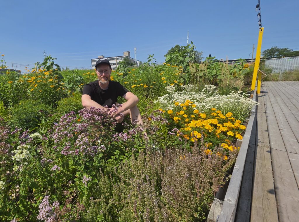 Marc-André Carignan au milieu de la prairie