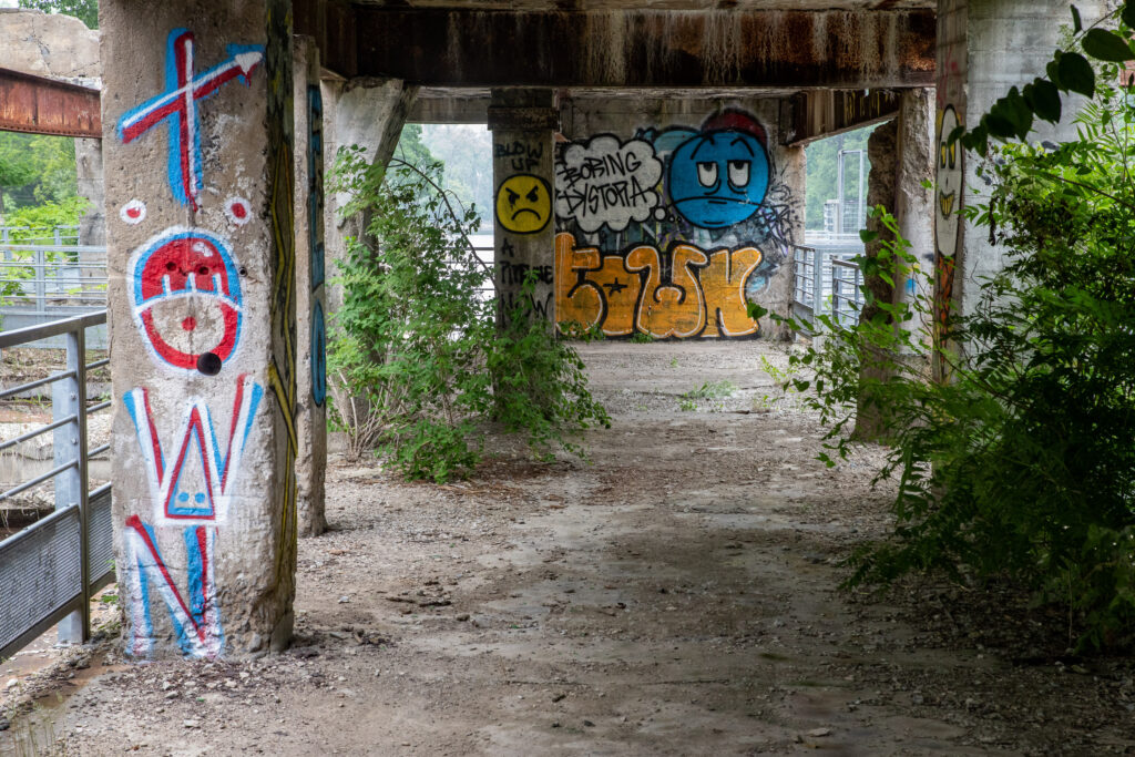 Graffitis sur les structures du site des Moulins dans le Sault-au-Récollet.