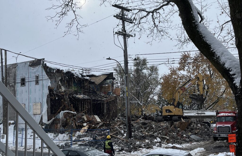 Le 745 Crémazie Est en cours de démolition
