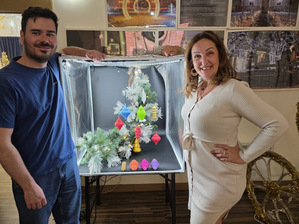Pierre Devic et Sylvia Jean devant leurs boules de Noël écoresponsables