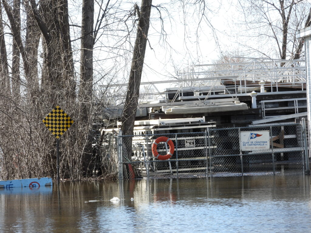 Le club de canotage de Cartierville, au fond de la rue Crevier inondé.