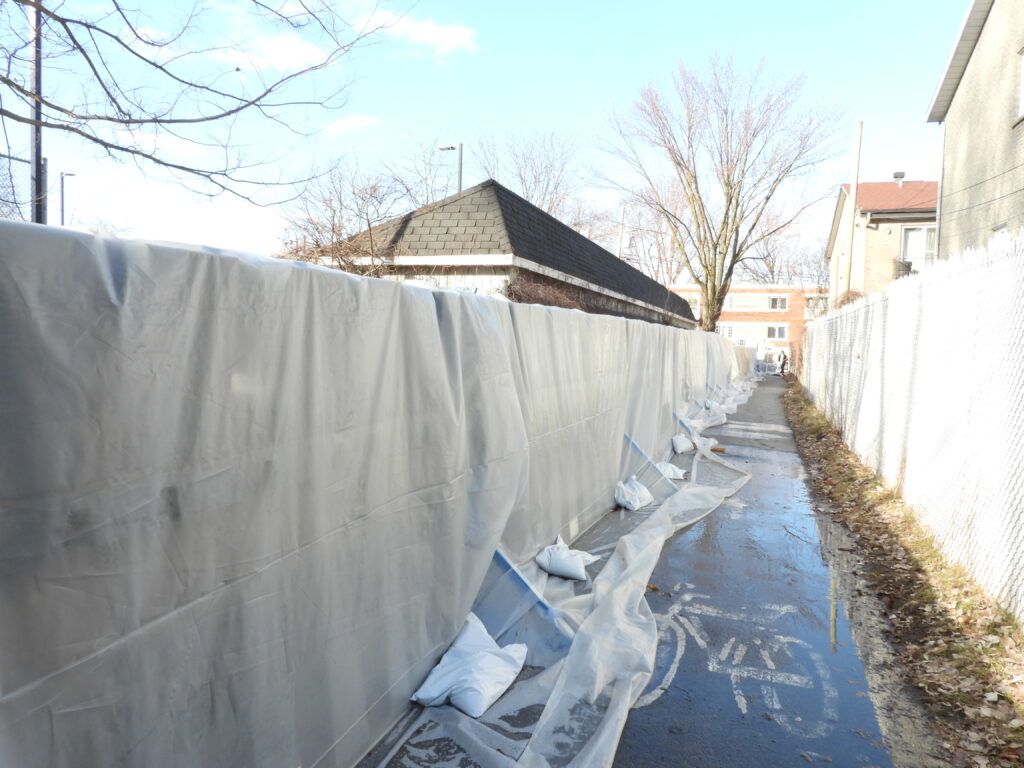 Inondation. L'eau s'infiltre sous la digue.