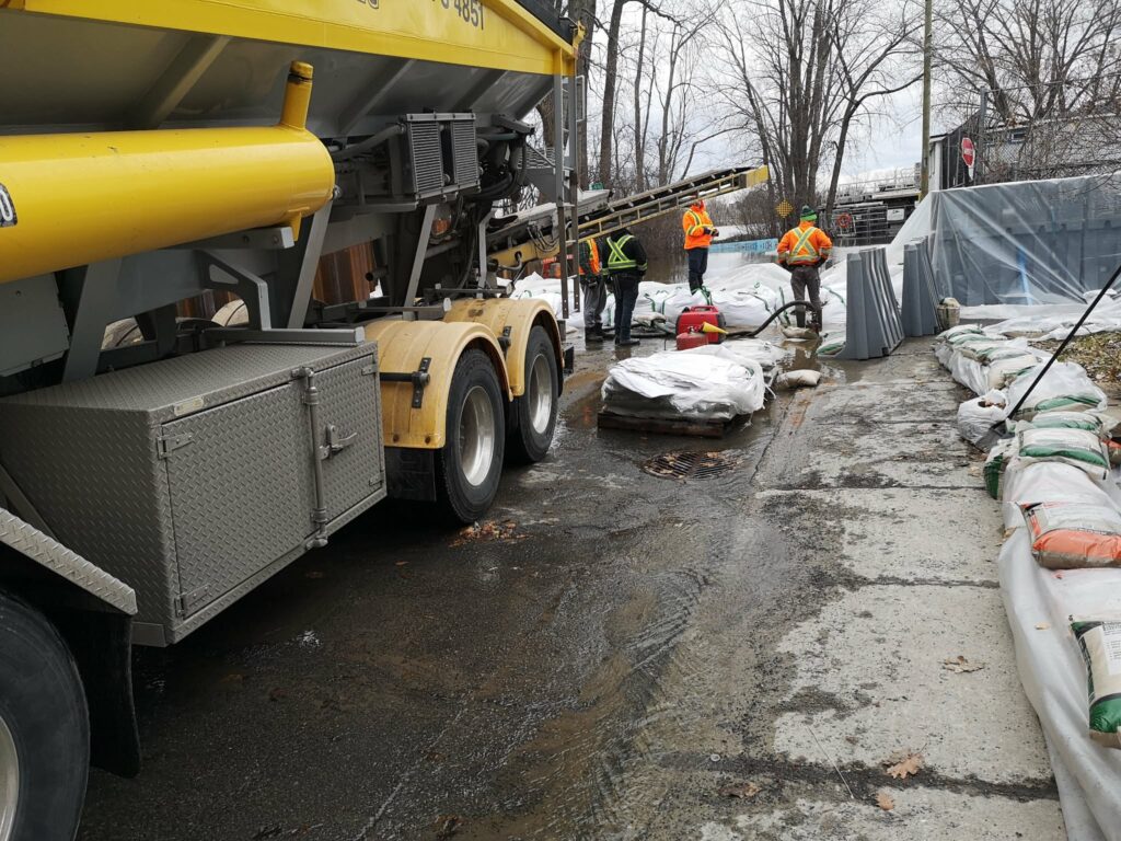 Déchargement de sacs de sables rue Crevier