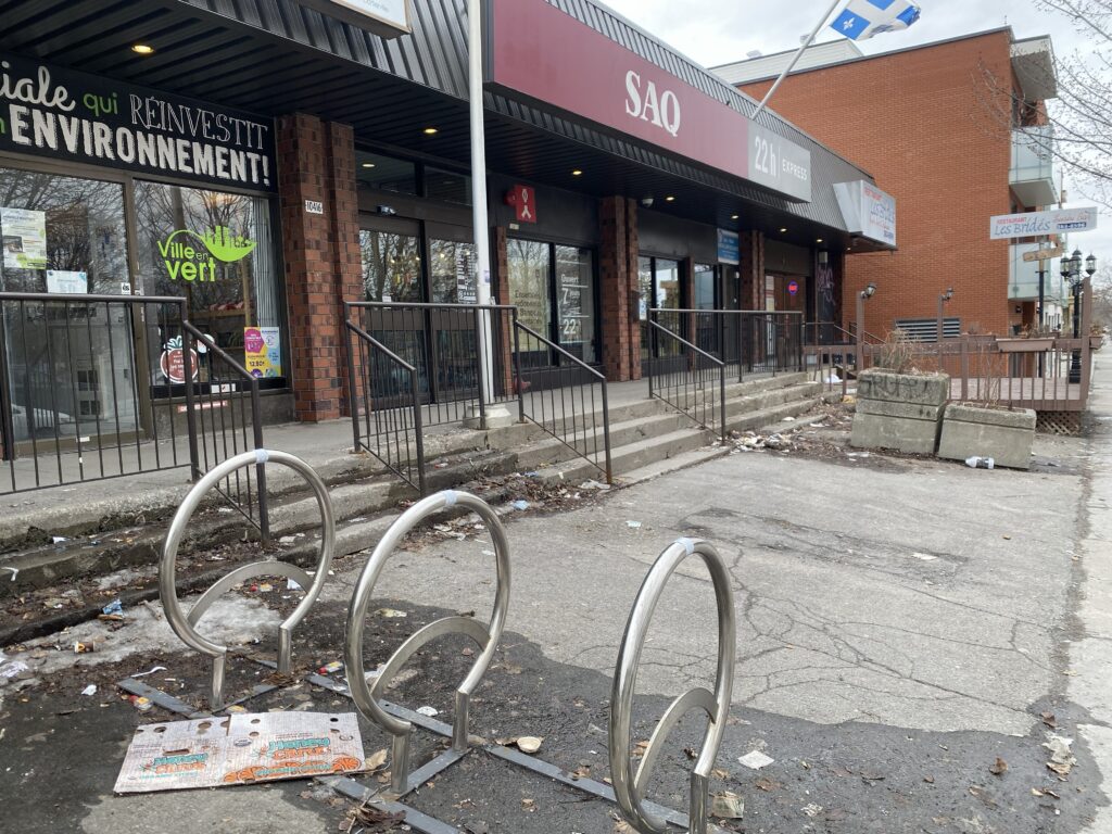 Déchets sur la rue Lajeunesse propreté