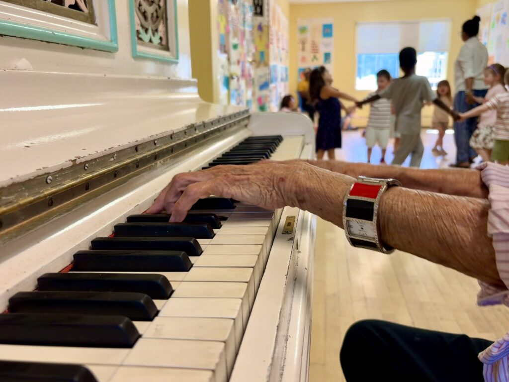 Le piano, au cœur de la pédagogie de "Maman 2". Photo : Pamela Nassour /JDV