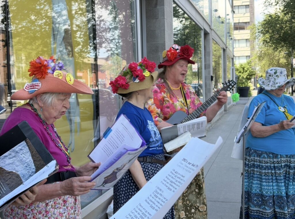 Ranging Grannies csur la Rue Chabanel.