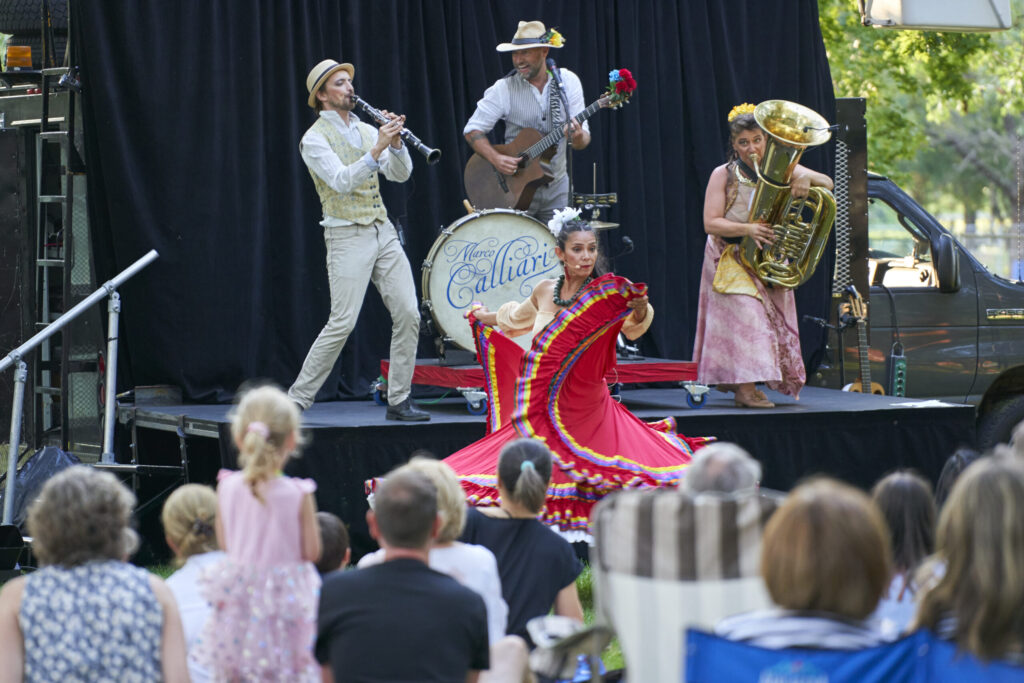 Concert Campbell de 2022 au parc Ahuntsic avec le projet Arc-en-Fleur. Crédit photo: Sylvain Légaré.