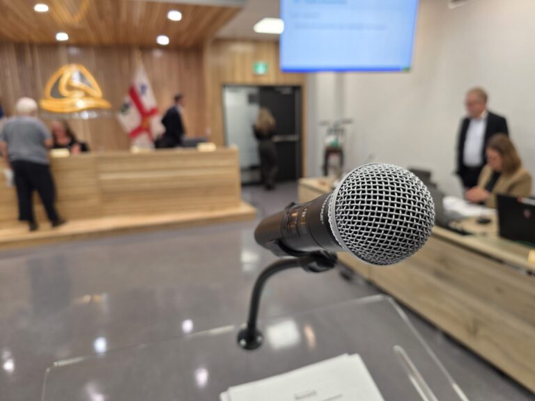 Écoute des citoyens microphone démocratie conseil d'arrondissement