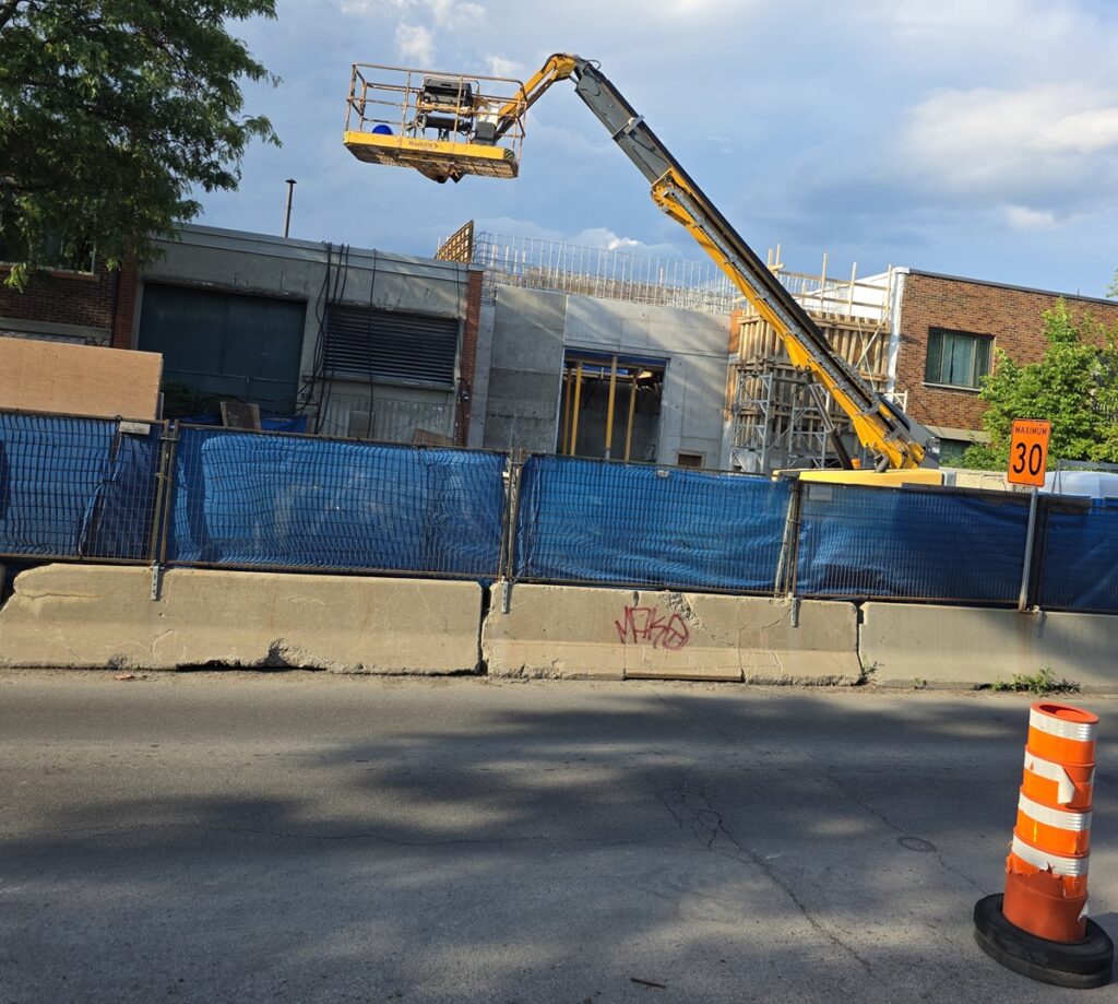 Photo prise durant la construction du poste de ventilation Chabanel sur la rue Berri. (Photo : Courtoisie Claire Themens)