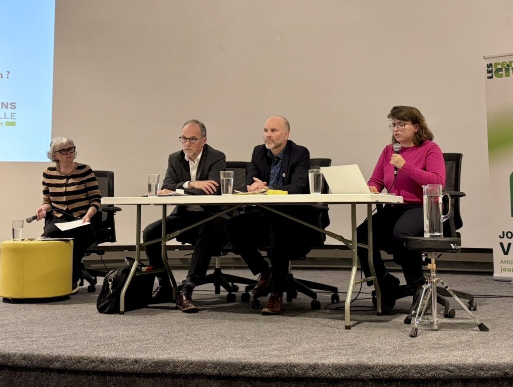 Les candidats, André Albert Morin du Parti libéral du Québec (PLQ), Pierrick Jasmin du Parti québecois (PQ) et Marie-Laurence Nault de Québec solidaire (QS), lors du débat électoral d'Acadue organisé par le Journal des voisins. Photo : Pamela Nassour / JDV