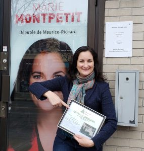 Marie Montpeti avec le certificat mentionnant que son bureau est carboneutre (Photo : Courtoisie)