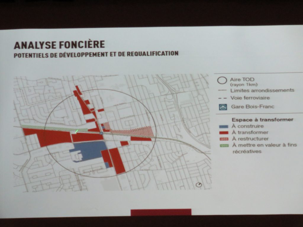 Diapo à la consultation du TOD Bois-Franc (Photo : jdv - Philippe Rachiele) Ahuntsic Cartierville Montréal