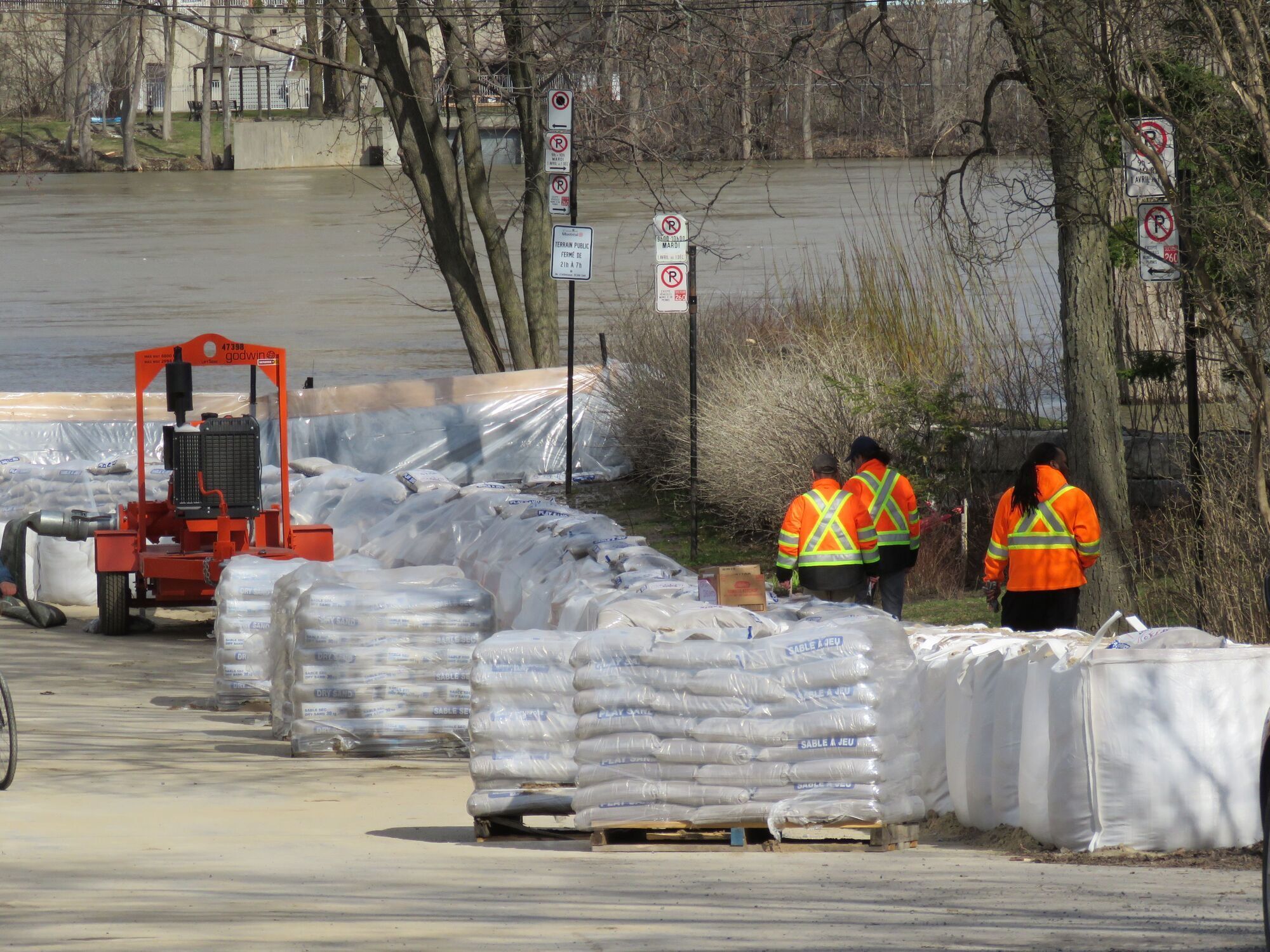 Pompe et employés de l'arrondissement, rue Notre-Dame-des-Anges dans Cartierville lors de la crue 2019 Ahuntsic-Cartierville Montréal