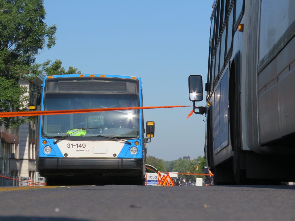 L'autobus en cause dans la collision avec une piétonne de 51 ans (Photo : jdv - Philippe Rachiele)