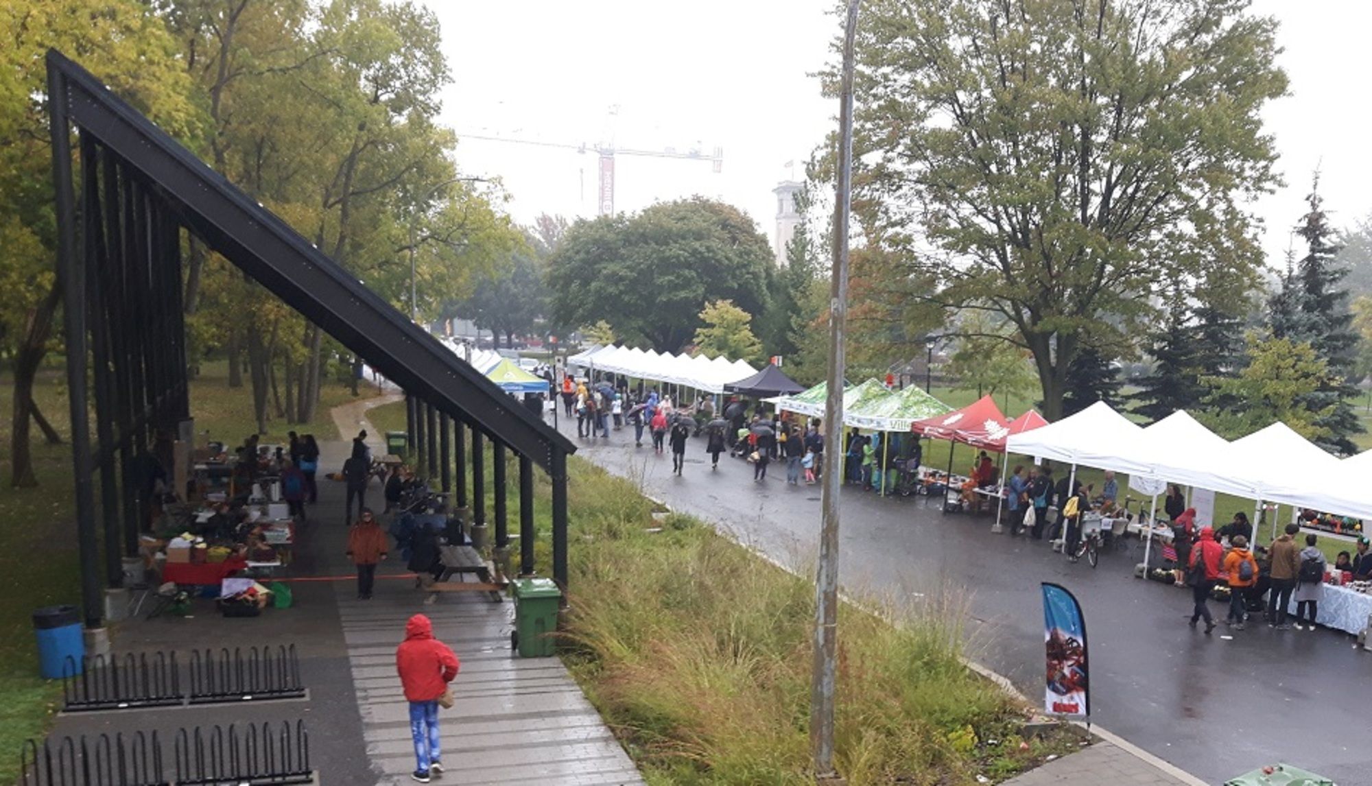 Malgré la pluie, plusieurs citoyens se sont déplacés au marché public du 28 septembre 2019 rue Basile-Routier (Photo : jdv - Philippe Rachiele)