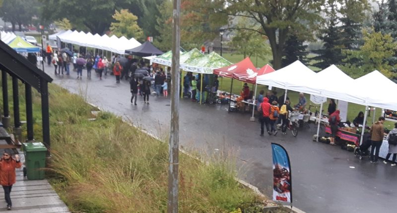 Malgré la pluie, plusieurs citoyens se sont déplacés au marché public du 28 septembre 2019 rue Basile-Routier (Photo : jdv - Philippe Rachiele)