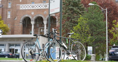 Vélo vérouillés devant l'entrée principale de l'Hôpital du Sacré-Coeur de Montréal