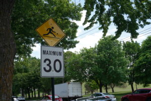 La limite de vitesse sur l'avenue Larose est de 30 km/h. (Photo JDV – François-Alexis Favreau)