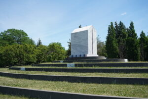 À l'angle du boulevard de l'Acadie et du boulevard Henri-Bourassa, ce monument réalisé par Francine Larrivée commémore les victimes du génocide arménien de 1915. Il a été installé en 1995. (Photo JDV – François-Alexis Favreau)