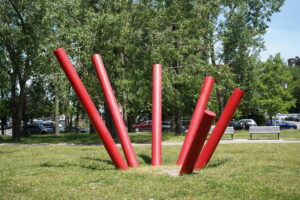 Un des assemblages de tubes peints en rouge par l'architecte paysagiste Daniel Chartier. (Photo JDV – François-Alexis Favreau)