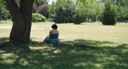 Une habituée du parc profitant de l'ombre de son « arbre préféré » dans le parc Marcelin-Wilson. (Photo JDV – François-Alexis Favreau)