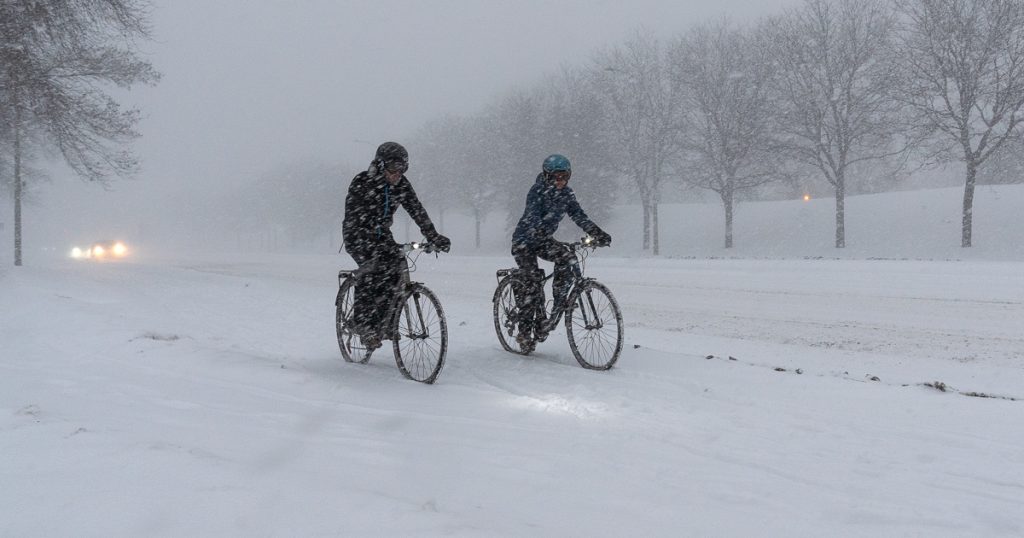 Le vélo peut être utilisé dans n'importe quelle condition si on est préparé. Deux cyclistes sur le boulevard Christophe Colomb en pleine tempête (Photo : François Robert-Durand, JDV)